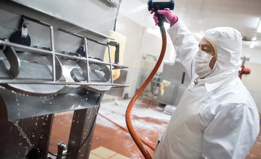 FE1218_cleaning01-employee-cleaning-equipment FE1218_cleaning01-employee-cleaning-equipment